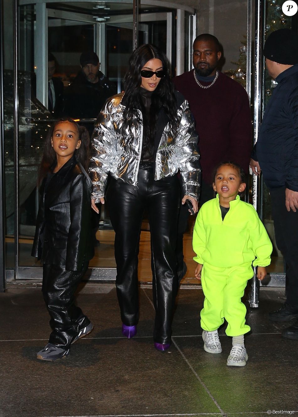 Kim Kardashian, son mari Kanye West et leurs enfants North et Saint - La famille Kardashian West l&#039;hôtel Ritz-Carlton après avoir dîné dans le restaurant Milos à New York, le 21 décembre 2019.