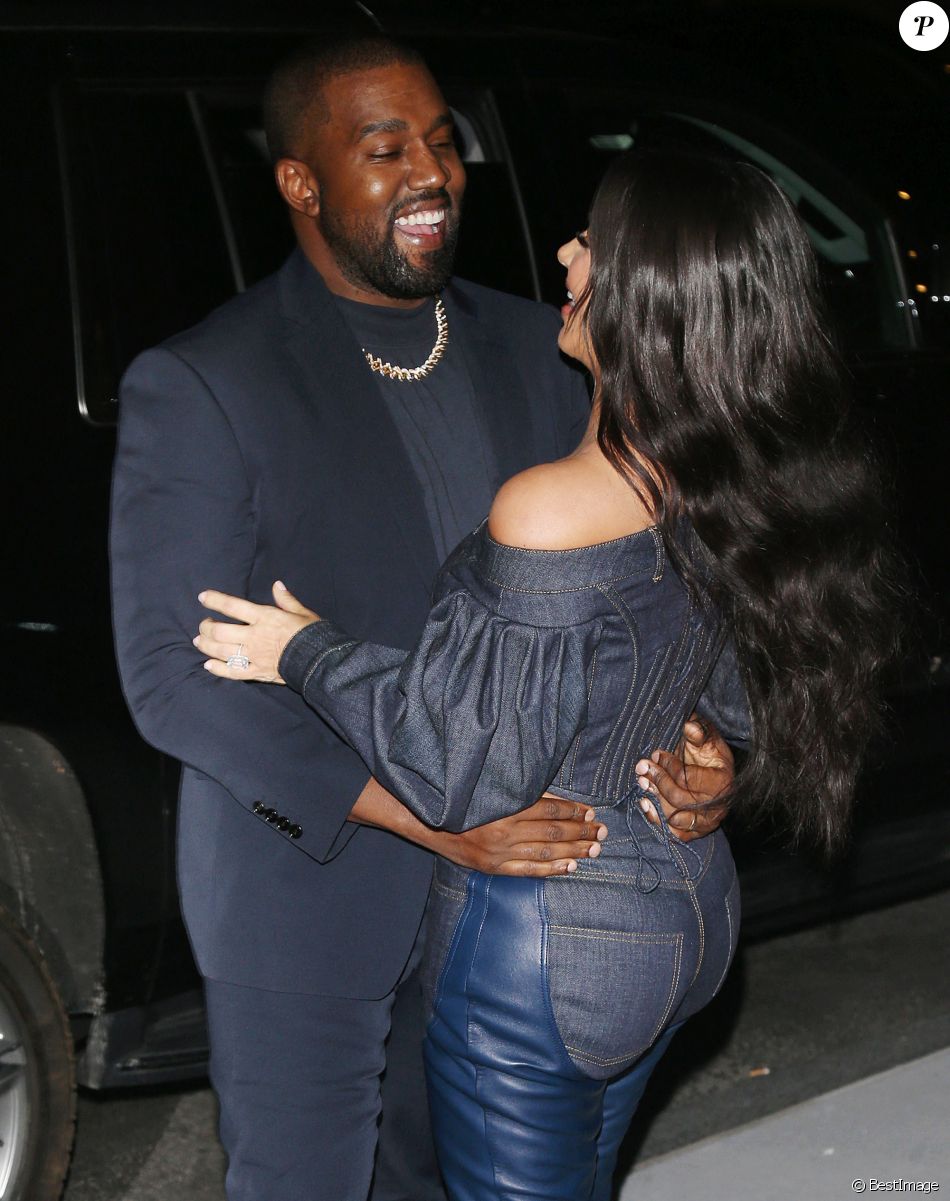 Kim Kardashian et son mari Kanye West arrivent très amoureux à la soirée WSJ Innovators Awards au musée d&#039;Art Moderne à New York, le 6 novembre 2019