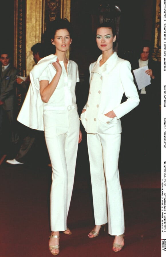 Stella Tennant et Shalom Harlow au défilé haute-couture Valentino printemps-été 1996 à Paris.