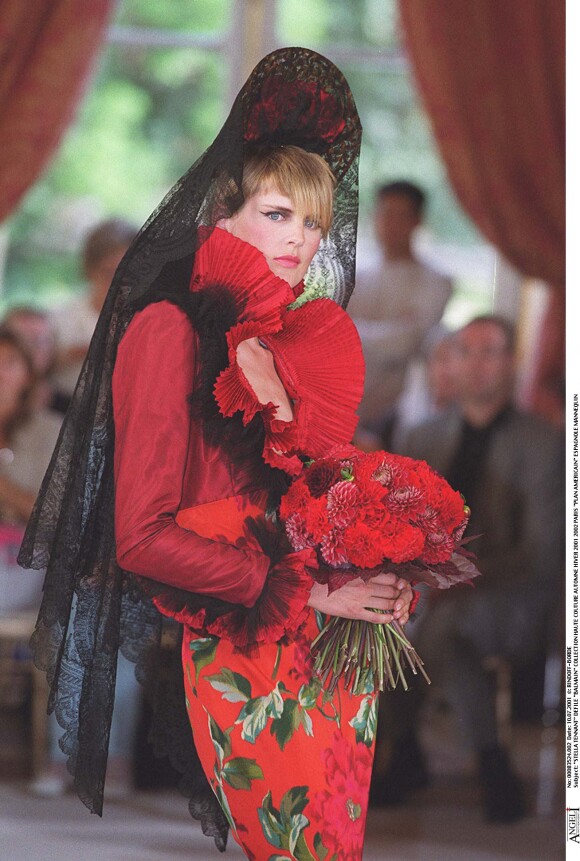 Stella Tennant au défilé Balmain haute-couture à Paris en 2001.