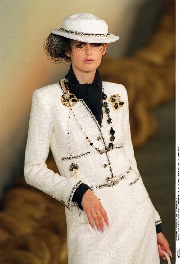 Stella Tennant au défilé Chanel haute-couture printemps-été 2001, à Paris.