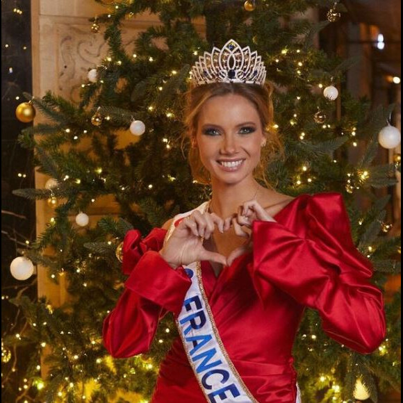 Amandine Petit (Miss France 2021) fête Noël