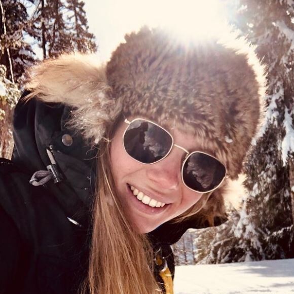 Amandine Petit souriante à la montagne