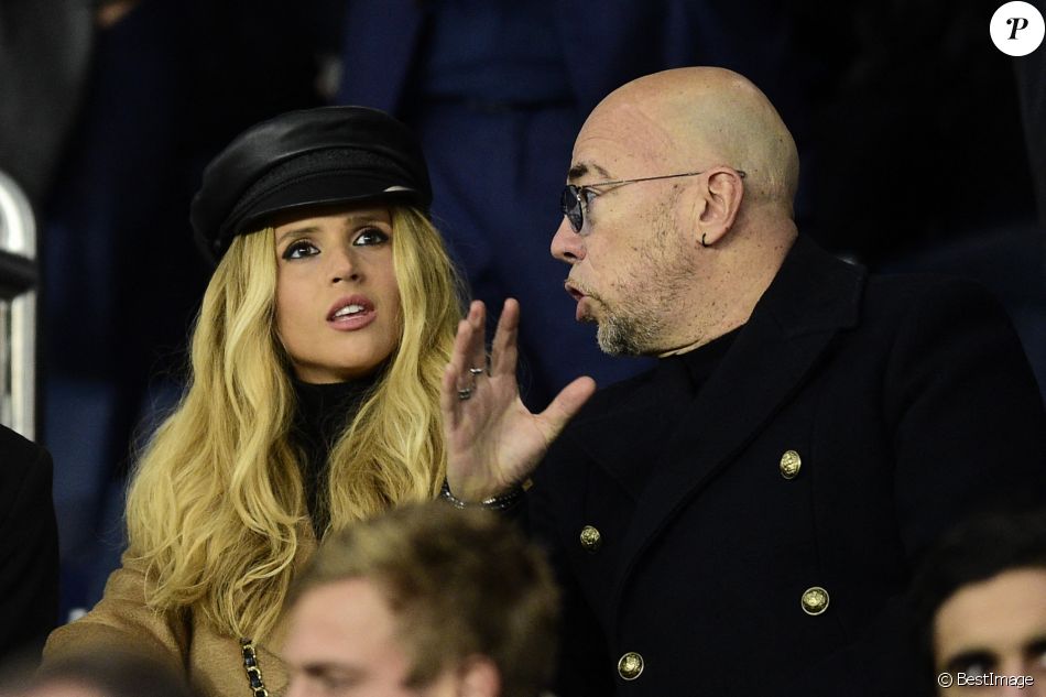 Pascal Obispo et sa femme Julie Hantson dans les tribunes lors du match retour de Champion's League "PSG - Bruges (1-0)" au Parc des Princes. Paris, le 6 novembre 2019.