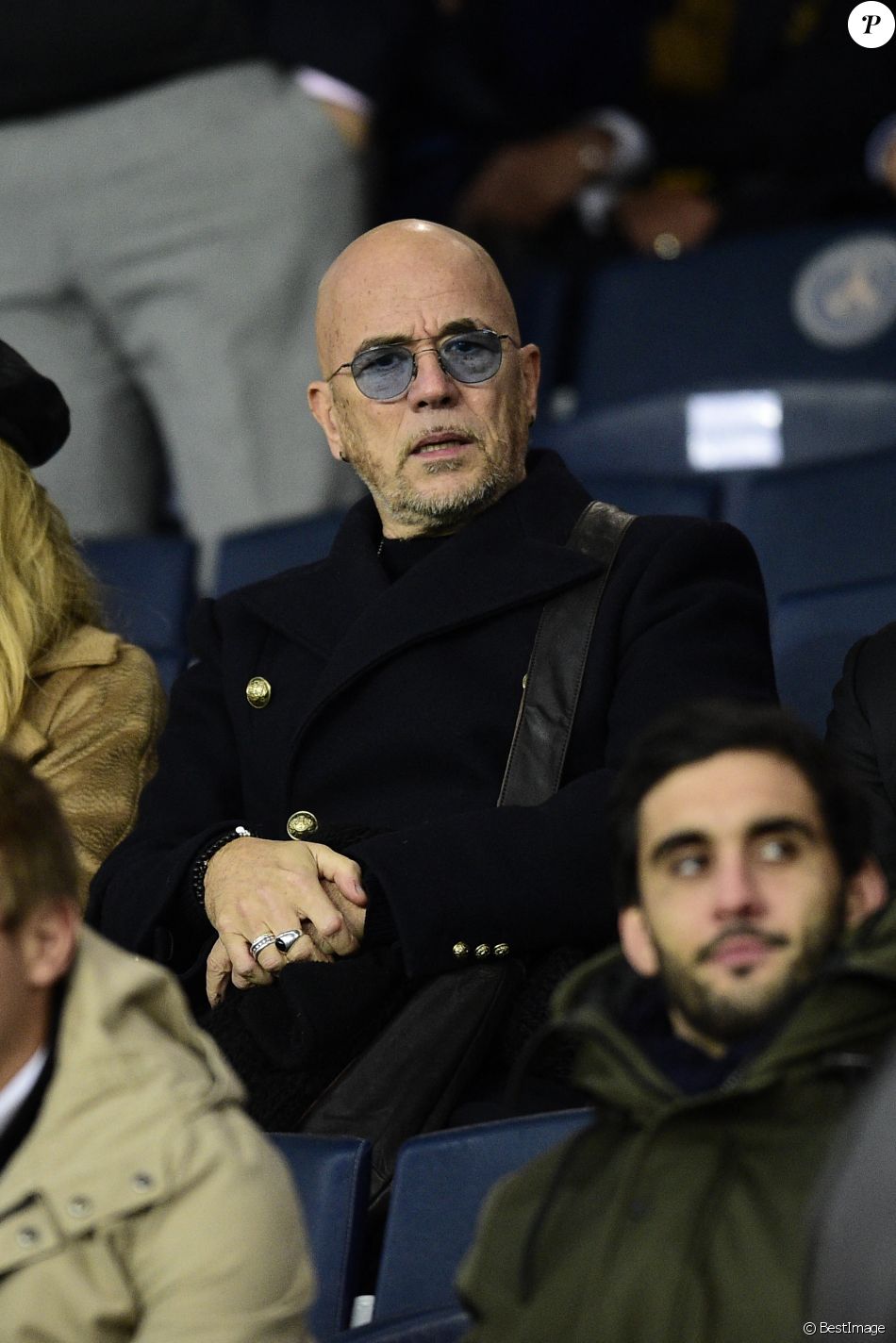 Pascal Obispo et sa femme Julie Hantson dans les tribunes lors du match retour de Champion's League "PSG - Bruges (1-0)" au Parc des Princes. Paris, le 6 novembre 2019.