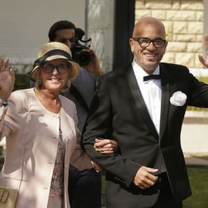 Pascal Obispo et sa mère - Mariage civil et religieux de Pascal Obispo et Julie Hantson à la mairie et en l'église Notre-Dame-des-Flots au Cap-Ferret.