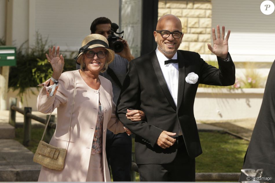 Pascal Obispo et sa mère - Mariage civil et religieux de Pascal Obispo et Julie Hantson à la mairie et en l'église Notre-Dame-des-Flots au Cap-Ferret.