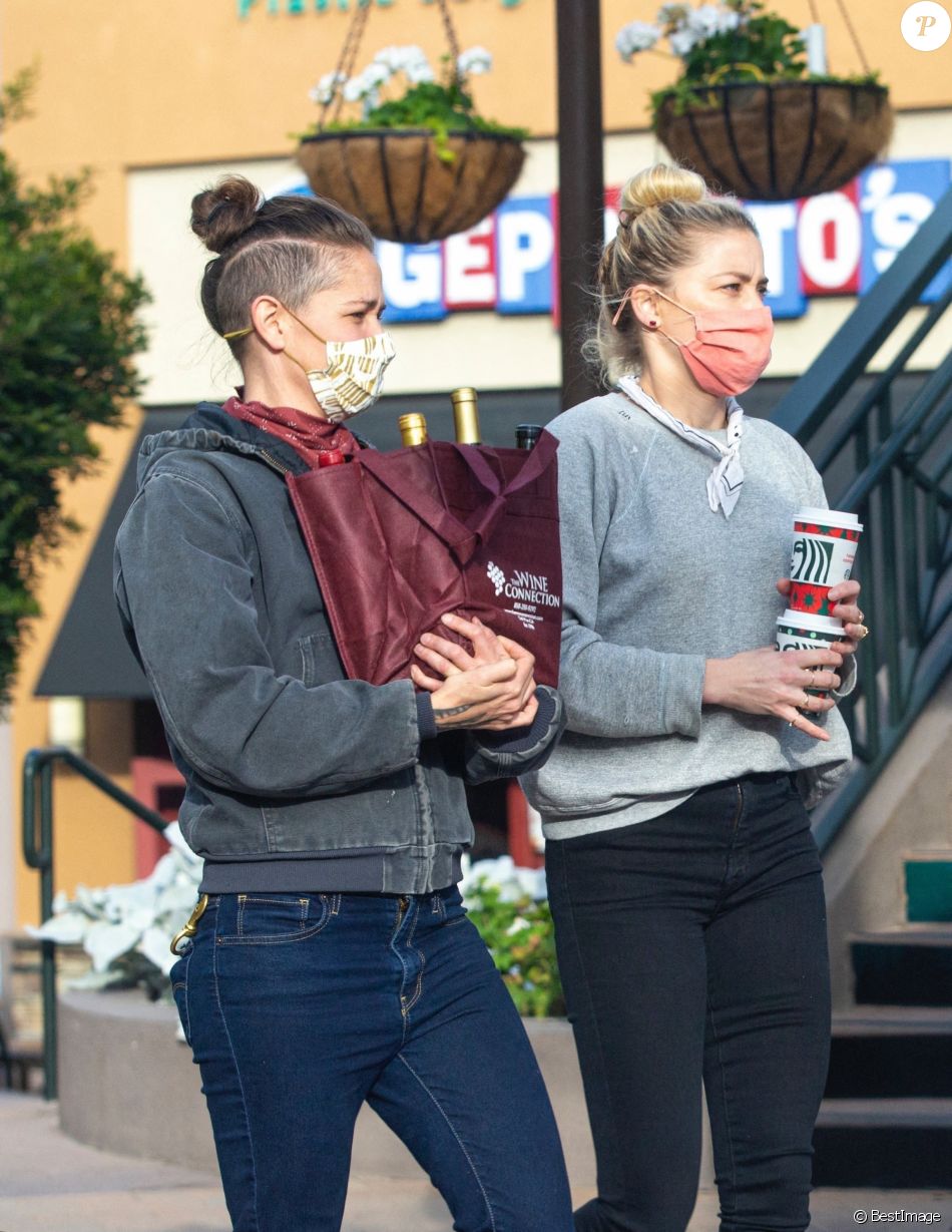 Exclusif - Amber Heard et sa compagne Bianca Butti sortent faire un pique-nique dans un parc de San Diego avec des amies le 6 janvier 2021.