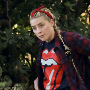 Exclusif - Amber Heard porte un t-shirt des Rolling Stones pour une sortie avec une amie à Los Feliz. Le 18 novembre 2020.