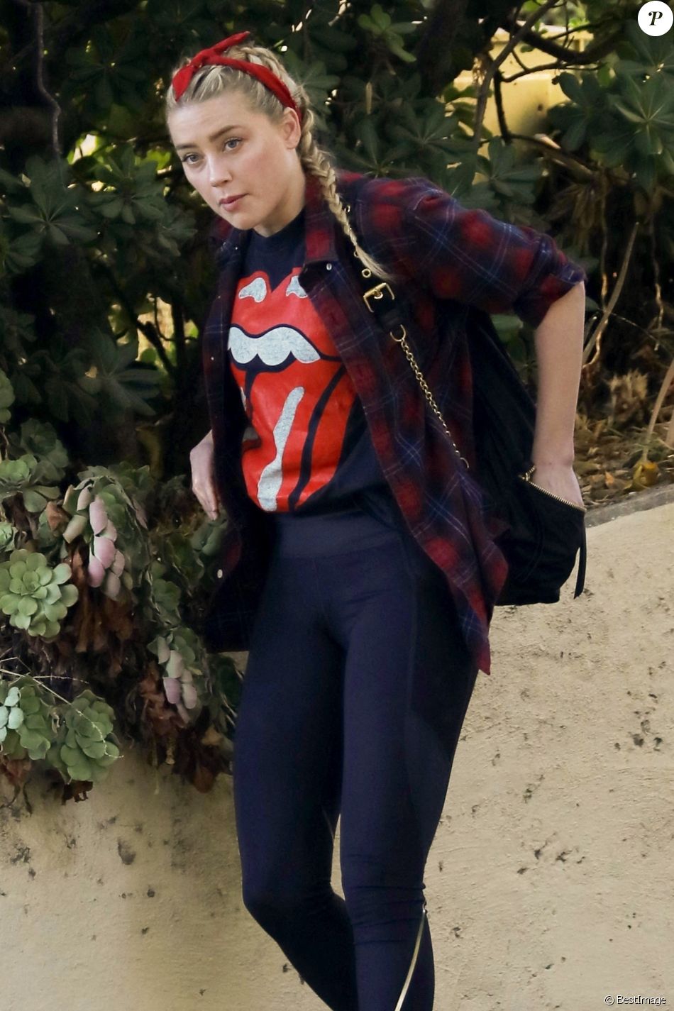 Exclusif - Amber Heard porte un t-shirt des Rolling Stones pour une sortie avec une amie à Los Feliz. Le 18 novembre 2020.