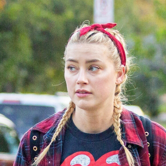Exclusif - Amber Heard porte un t-shirt des Rolling Stones pour une sortie avec une amie à Los Feliz le 18 novembre 2020.
