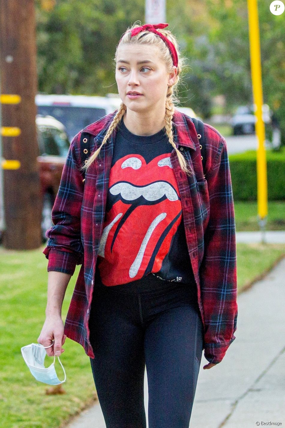 Exclusif - Amber Heard porte un t-shirt des Rolling Stones pour une sortie avec une amie à Los Feliz le 18 novembre 2020.