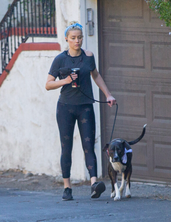 Exclusif - Amber Heard promène son chien dans son quartier à Los Angeles, le 15 novembre 2020.