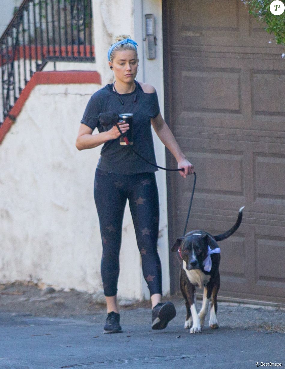 Exclusif - Amber Heard promène son chien dans son quartier à Los Angeles, le 15 novembre 2020.
