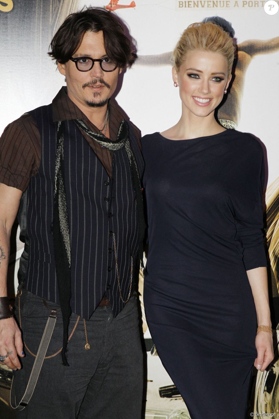 Johnny Depp et Amber Heard - Avant-première française du film "Rhum Express" au cinéma Gaumont Champs-Elysées, à Paris. Le 8 novembre 2011.