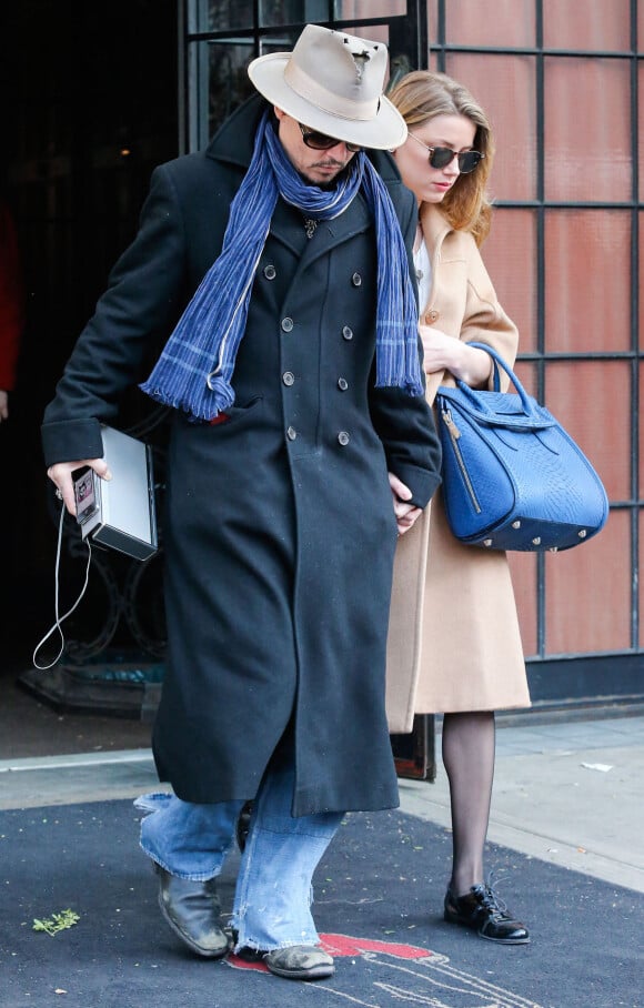 Johnny Depp et sa fiancée Amber Heard quittent leur hôtel main dans la main. New York, le 22 mars 2014.