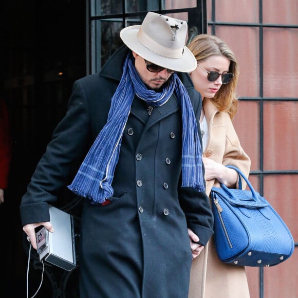 Johnny Depp et sa fiancée Amber Heard quittent leur hôtel main dans la main. New York, le 22 mars 2014.