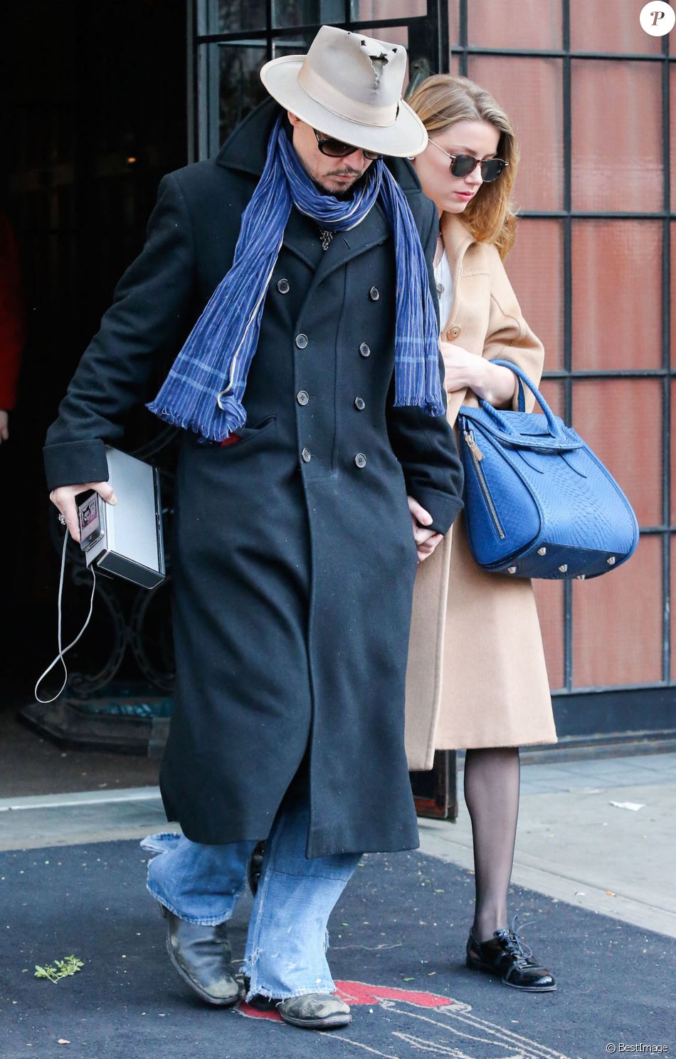 Johnny Depp et sa fiancée Amber Heard quittent leur hôtel main dans la main. New York, le 22 mars 2014.