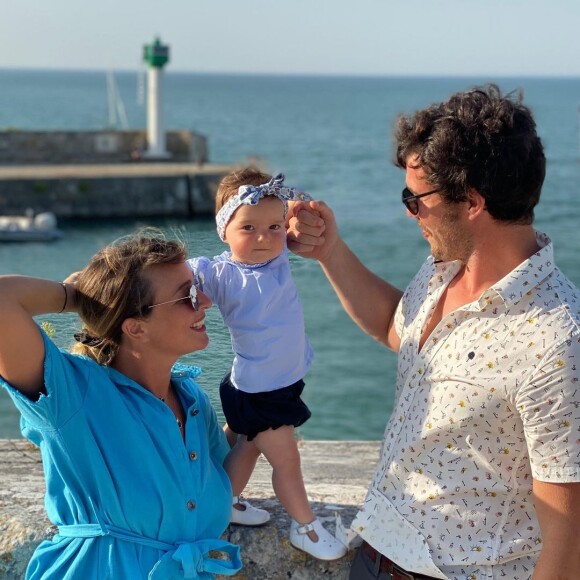 Cindy de "Koh-Lanta" et son mari Thomas avec leur fille Alba à Saint-Martin-de-Ré, le 7 aout 2020