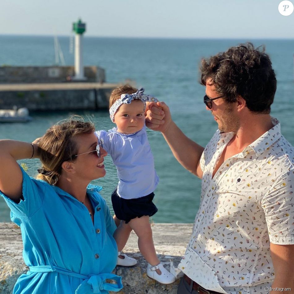 Cindy de "Koh-Lanta" et son mari Thomas avec leur fille Alba à Saint-Martin-de-Ré, le 7 aout 2020