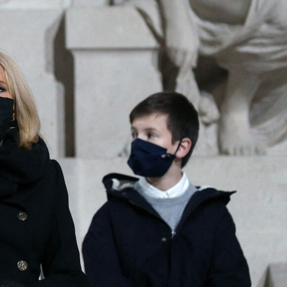 Le président de la République, Emmanuel Macron accompagné de la première dame Brigitte Macron préside la cérémonie de panthéonisation de Maurice Genevoix, le 11 novembre 2020, au Panthéon, Paris . © Stéphane Lemouton / Bestimage 