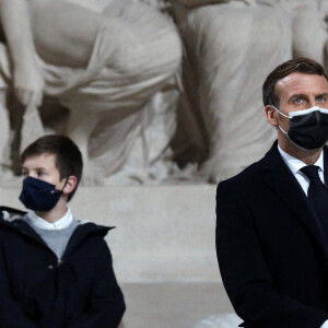 Le président de la République, Emmanuel Macron accompagné de la première dame Brigitte Macron préside la cérémonie de panthéonisation de Maurice Genevoix, le 11 novembre 2020, au Panthéon, Paris . © Stéphane Lemouton / Bestimage 