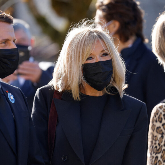 Le président Emmanuel Macron et sa femme Brigitte Macron rencontrent des élus locaux avant une cérémonie commémorative pour le défunt président et héros de la Seconde Guerre mondiale, Charles de Gaulle dans le village du nord-est de Colombey-les-Deux-Eglises où de Gaulle est décédé et a été enterré il y a 50 ans, le 9 novembre 2020. © Ludovic Marin / Pool / Bestimage 