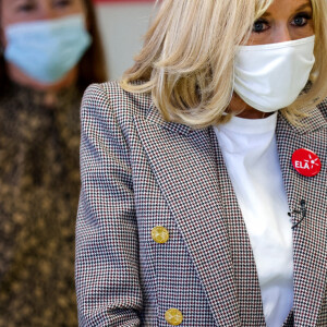 Brigitte Macron fait une dictée aux écoliers en soutien à l'Association Européenne de Leucodystrophie (ELA), au collège Charles-Peguy, Chesnay-Rocquencourt le 12 octobre 2020. © Thomas Coex / Pool / Bestimage 