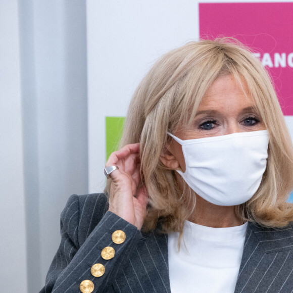 le Président Emmanuel Macron et sa femme Brigitte Macron visitent la plateforme Handicap Repit des aidants (Phare) à Paris le 6 octobre 2020. © Jacques Witt/Pool/Bestimage