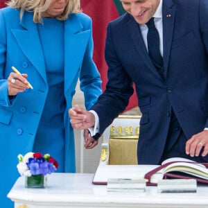 Brigitte Macron, livre d'or au palais présidentiel - Le président Emmanuel Macron est en voyage officiel à Vilnius, Lituanie le 28 septembre 2020. © Imago / Panoramic / Bestimage 