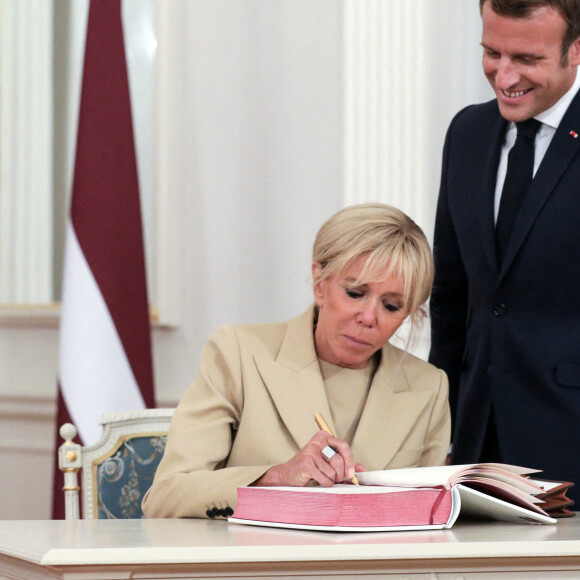 La première dame Brigitte Macron - Le président Emmanuel Macron et le président de la Lettonie Egils Levits lors d'une conférence de presse conjointe au château de Riga, Lettonie après la cérémonie d'accueil le 29 septembre 2020. © Stéphane Lemouton / Bestimage 