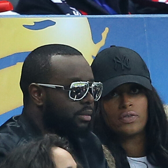 Maitre Gims et sa femme DemDem dans les tribunes - Maître Gims a ambiancé le Stade de France en interprétant 3 chansons avant la rencontre, et en présentant à la fin de son mini-show (avant le coup d'envoi de la finale PSG-Lille), le trophée de la Coupe de la Ligue 2016 à Paris. © Cyril Moreau/Bestimage