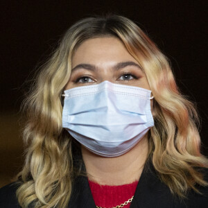 La Chanteuse Louane - La chanteuse Louane lors de la cérémonie d'illumination des Champs Elysées à Paris le 22 novembre 2020. Louane Emera est la marraine de la 40ème cérémonie d'illumination des champs Elysées. © JB Autissier / Panoramic / Bestimage 