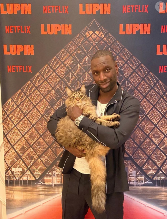 Omar Sy improvise un tapis rouge pour la sortie du film Lupin sur Netflix. Janvier 2020.