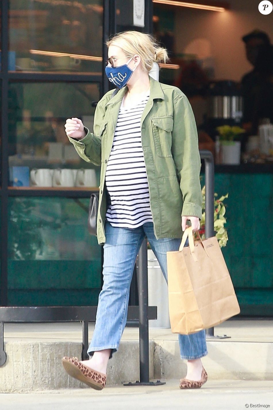 Exclusif - Emma Roberts, enceinte, passe prendre des repas à emporter et des boissons à Los Feliz le 23 décembre 2020.