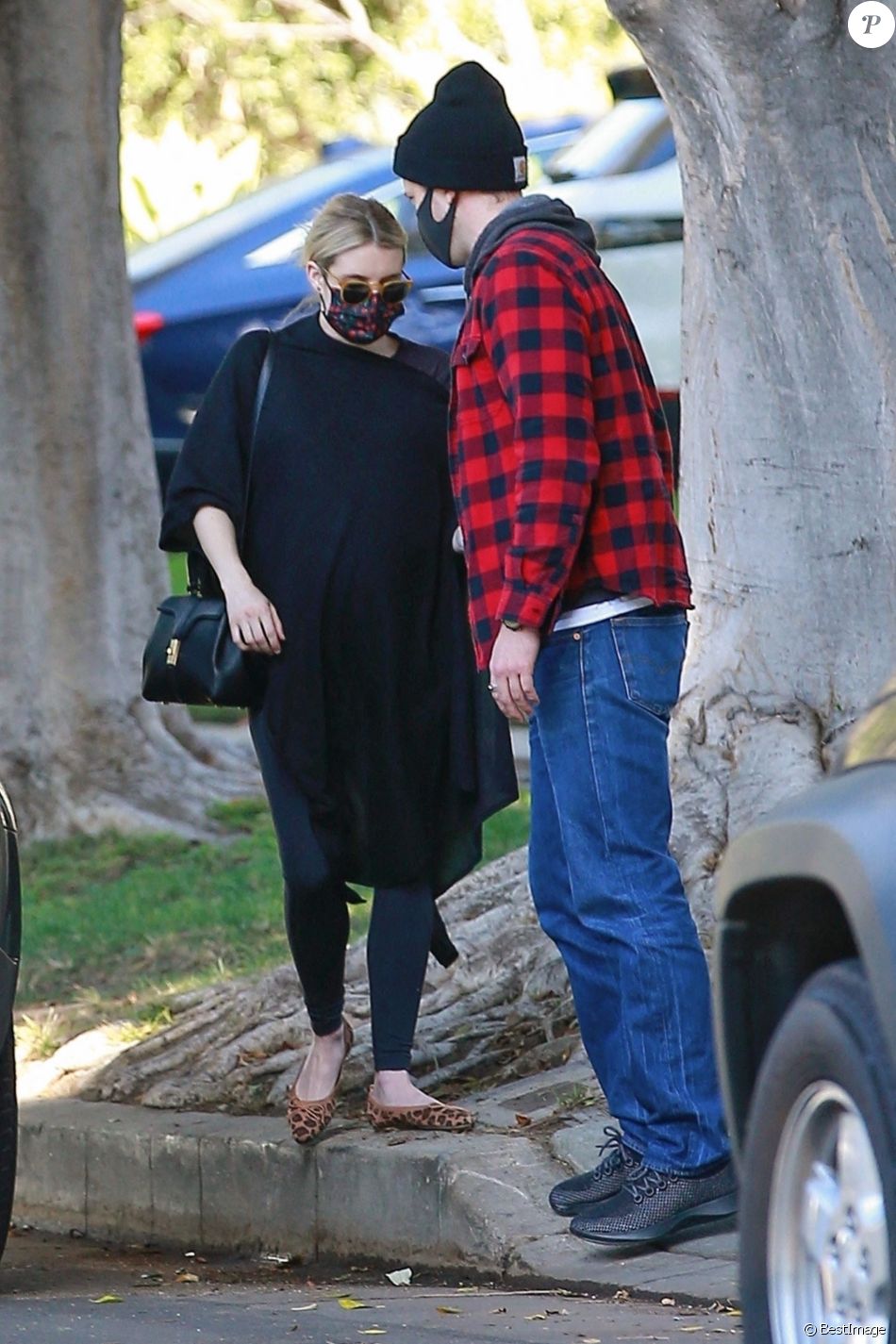 Exclusif - Emma Roberts, enceinte, a fait un passage au drive d'un McDonald's de Los Angeles le 17 décembre 2020.