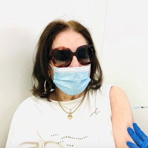 Nana Mouskouri se fait vacciner. Le 12 janvier 2021.