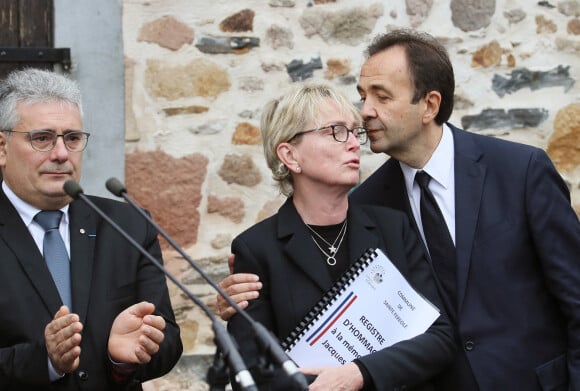Claude Chirac et son mari Frédéric Salat-Baroux vont se recueillir sur la tombe de la famille de Jacques Chirac au cimetière de Sainte-Féréole en Corrèze le 5 octobre 2019. © Patrick Bernard/Bestimage