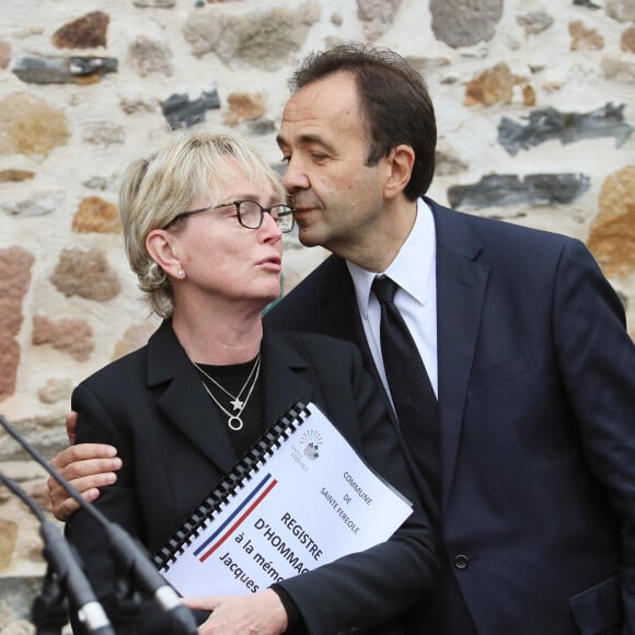 Claude Chirac et son mari Frédéric Salat-Baroux vont se recueillir sur la tombe de la famille de Jacques Chirac au cimetière de Sainte-Féréole en Corrèze le 5 octobre 2019. © Patrick Bernard/Bestimage