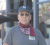 Exclusif - Bruce Willis discute et plaisante avec une passante à la sortie du restaurant "Le Pain Quotidien" avec un ami à Beverly Hills, Los Angeles. L'acteur est allé acheter un café à emporter.