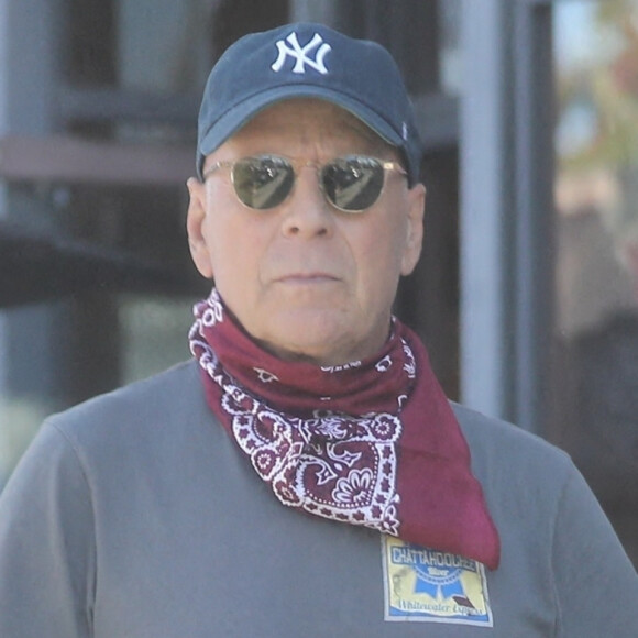 Exclusif - Bruce Willis discute et plaisante avec une passante à la sortie du restaurant "Le Pain Quotidien" avec un ami à Beverly Hills, Los Angeles. L'acteur est allé acheter un café à emporter.