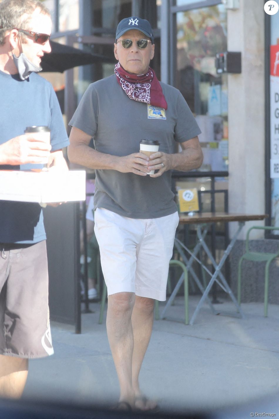 Exclusif - Bruce Willis discute et plaisante avec une passante à la sortie du restaurant "Le Pain Quotidien" avec un ami à Beverly Hills, Los Angeles. L'acteur est allé acheter un café à emporter.