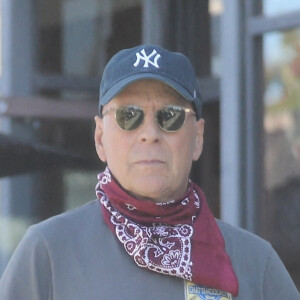 Exclusif - Bruce Willis discute et plaisante avec une passante à la sortie du restaurant "Le Pain Quotidien" avec un ami à Beverly Hills, Los Angeles, le 16 novembre 2020. L'acteur est allé acheter un café à emporter.
