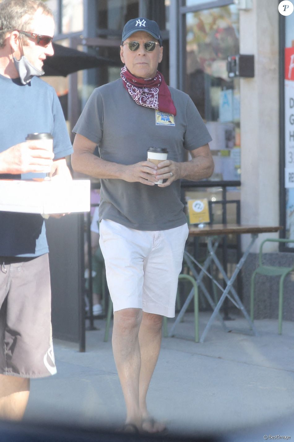 Exclusif - Bruce Willis discute et plaisante avec une passante à la sortie du restaurant "Le Pain Quotidien" avec un ami à Beverly Hills, Los Angeles, le 16 novembre 2020. L'acteur est allé acheter un café à emporter.