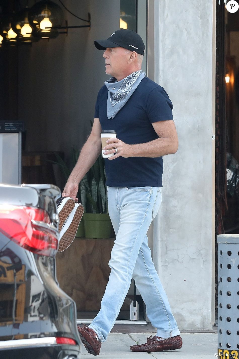 Exclusif - Bruce Willis est allé acheter un café à emporter dans le quartier de Beverly Hills à Los Angeles pendant l'épidémie de coronavirus (Covid-19), le 16 septembre 2020