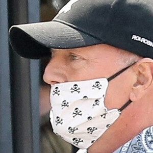 Exclusif - Bruce Willis est allé acheter un café à emporter dans le quartier de Beverly Hills à Los Angeles pendant l'épidémie de coronavirus (Covid-19), le 16 septembre 2020
