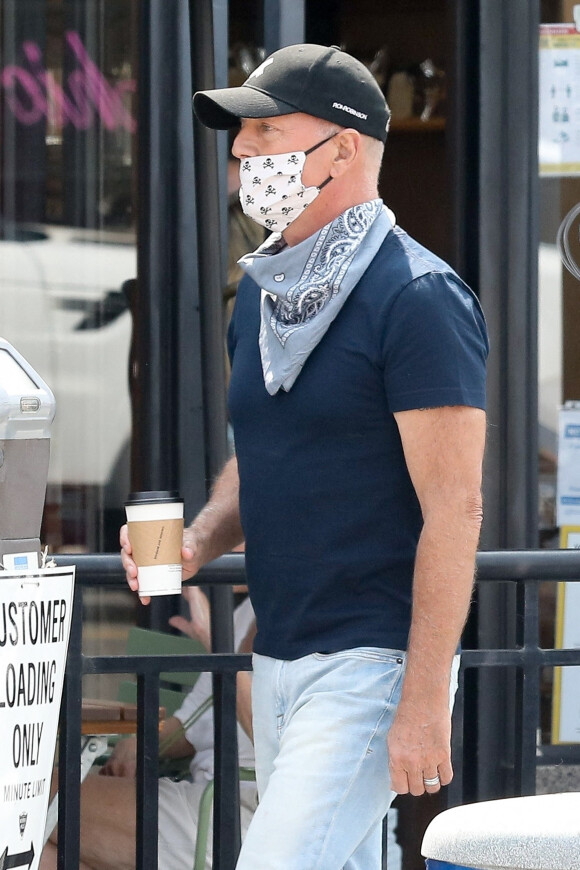 Exclusif - Bruce Willis est allé acheter un café à emporter dans le quartier de Beverly Hills à Los Angeles pendant l'épidémie de coronavirus (Covid-19), le 16 septembre 2020