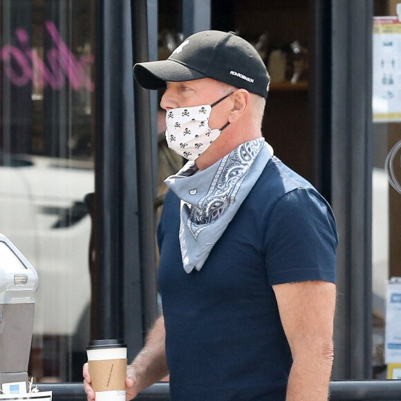 Exclusif - Bruce Willis est allé acheter un café à emporter dans le quartier de Beverly Hills à Los Angeles pendant l'épidémie de coronavirus (Covid-19), le 16 septembre 2020