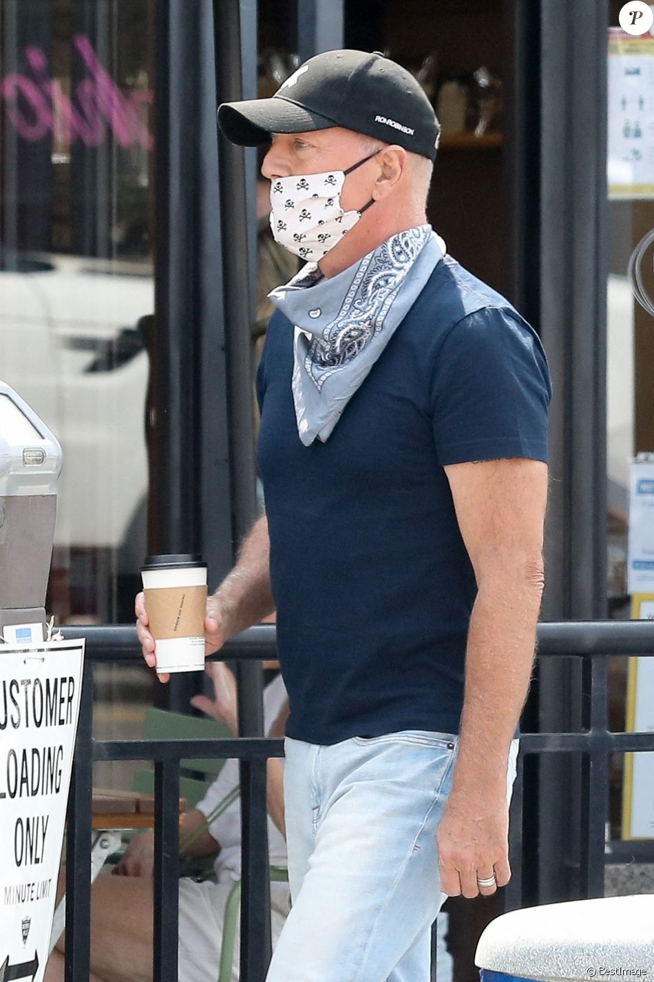 Exclusif - Bruce Willis est allé acheter un café à emporter dans le quartier de Beverly Hills à Los Angeles pendant l'épidémie de coronavirus (Covid-19), le 16 septembre 2020