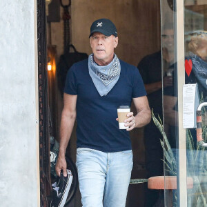 Exclusif - Bruce Willis est allé acheter un café à emporter dans le quartier de Beverly Hills à Los Angeles pendant l'épidémie de coronavirus (Covid-19), le 16 septembre 2020